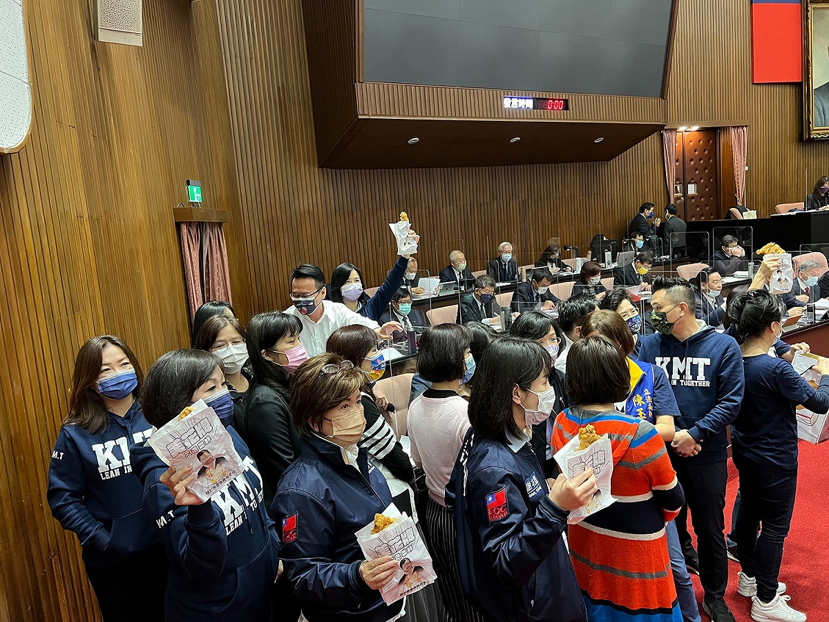 國民黨團在立法院議場發放缺電雞排，要求經濟部長王美花下台。 圖：國民黨立法院黨團/提供