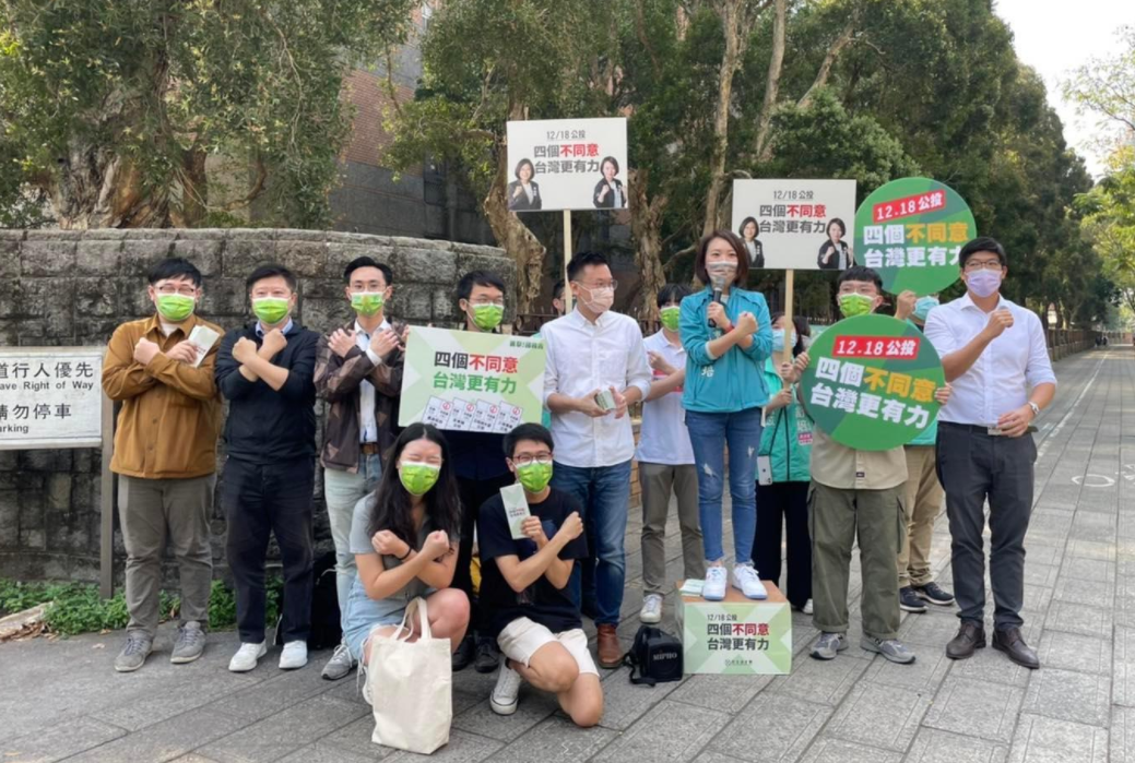去年公投投票時，青年宣講四個不同意。 圖：民進黨青年部臉書