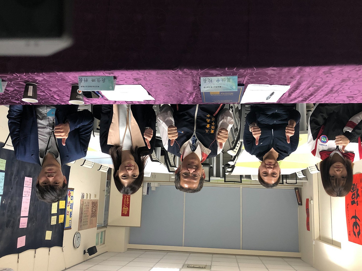 左起三重高中學生代表、主任潘昱璇、校長莫恒中、教育局科長吳佳珊、普利茅斯城市學院駐台灣辦公室經理顏偉峻合影。 圖：新北市教育局提供