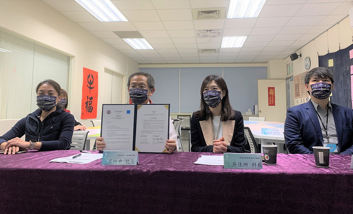 新北市立三重高中校長莫恒中(左二)在教育局科長吳佳珊(右二)見證下，與英國普利茅斯城市學院簽署國際學士培育計畫。 圖：新北市教育局提供