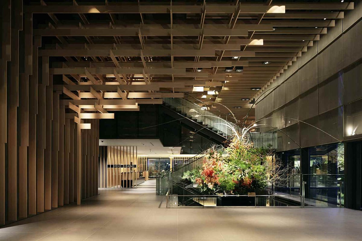 知名建築師隈研吾在東急凱彼德飯店大廳設計的「斗拱」。 圖：ⒸTOKYU HOTELS