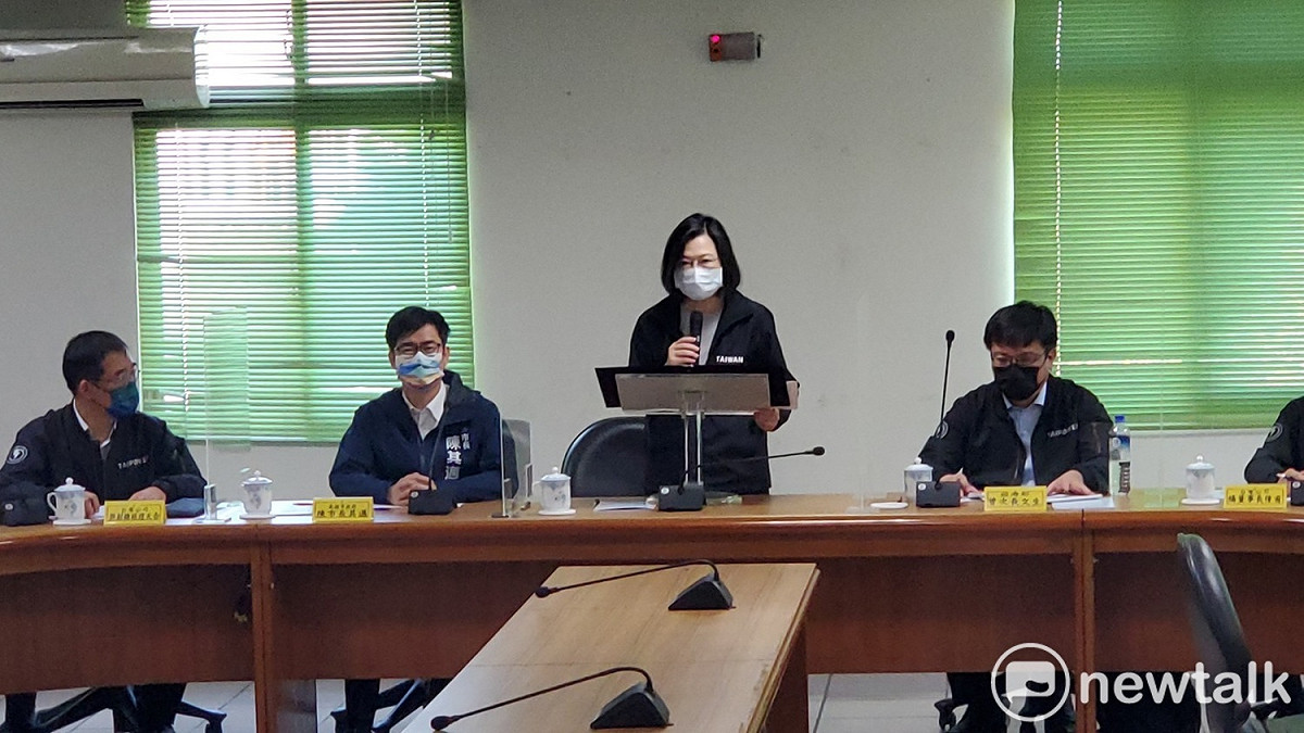 總統蔡英文（中）今視察興達電廠。 圖：孫家銘/攝