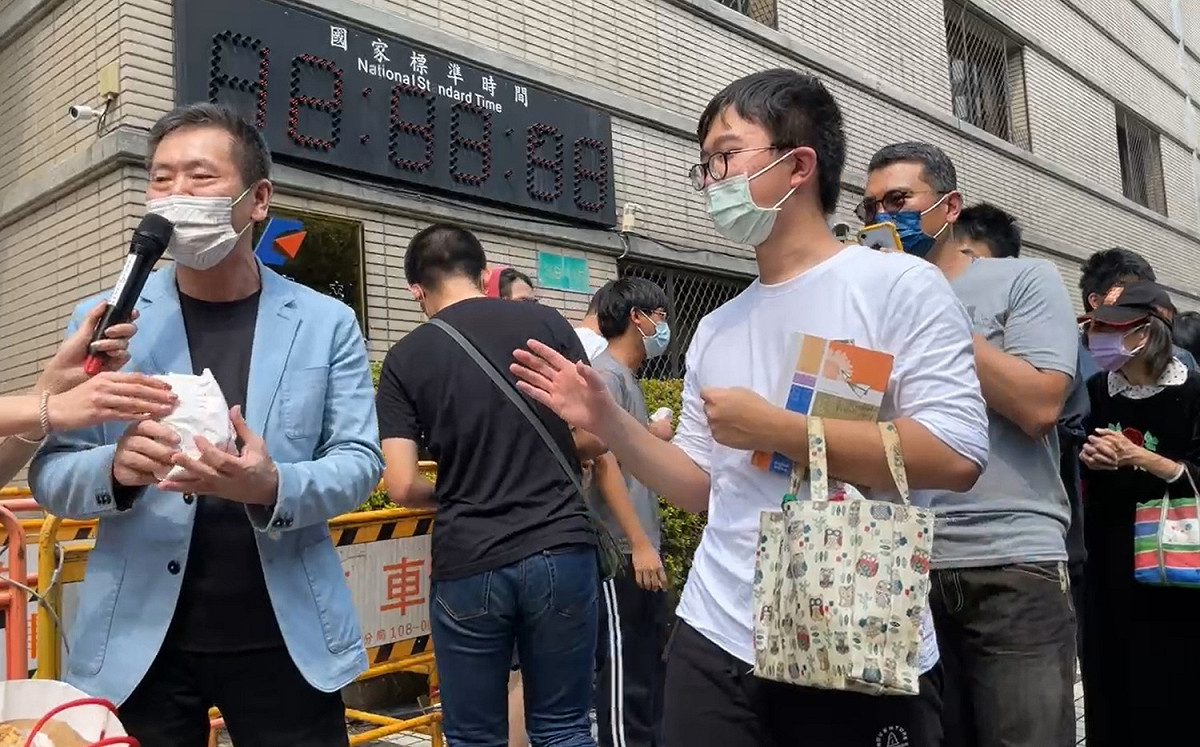國民黨立委林為洲於經濟部前發放雞排。 圖：擷取自林為洲臉書