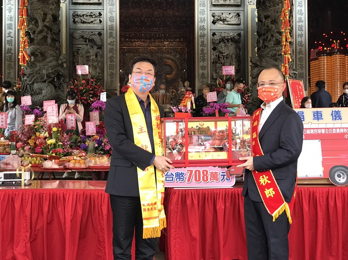 劉和然表示，深丘福德宮積極從事公益志業，除今日捐贈消防車、行動宣導車，近年也捐贈市府救護車及高頂復康巴士，為新北社會安全網投入助力 圖：新北市民政局提供
