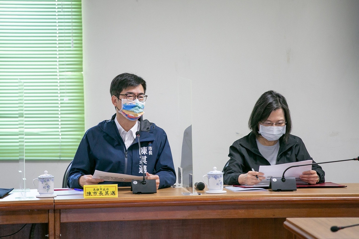 陳其邁（右）陪同蔡總統聽取報告。 圖：高雄市政府提供