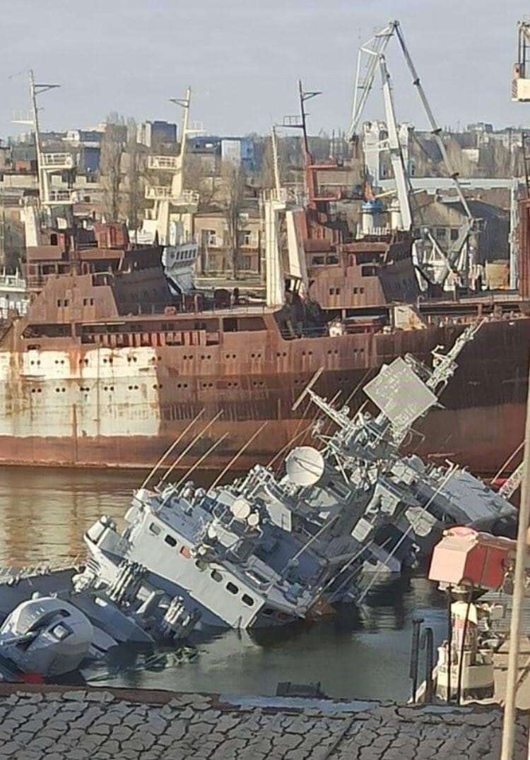 烏克蘭海軍旗艦「格特曼·薩蓋達奇內號」護衛艦遭到破壞，其中一部份已沉沒在水下。 圖：翻攝SPRAVDI Telegram