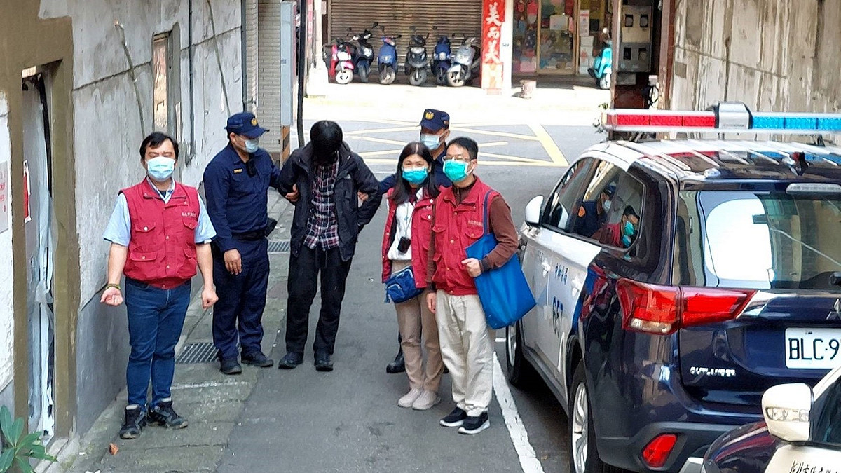 動保處將犯嫌帶往警局偵辦。 圖：新北市動保處提供
