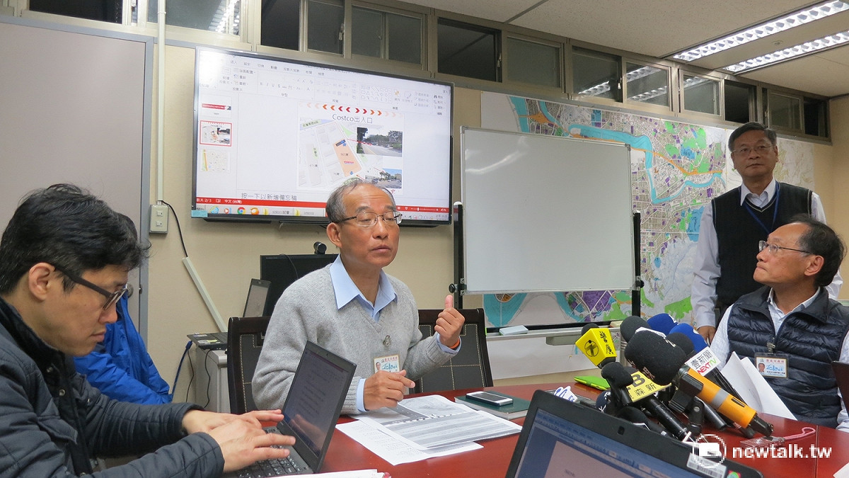 針對內湖好市多周邊停車問題，北市交通局表示，將從12日起強制驅離佔用車道的車輛。 圖：呂佳峻/攝