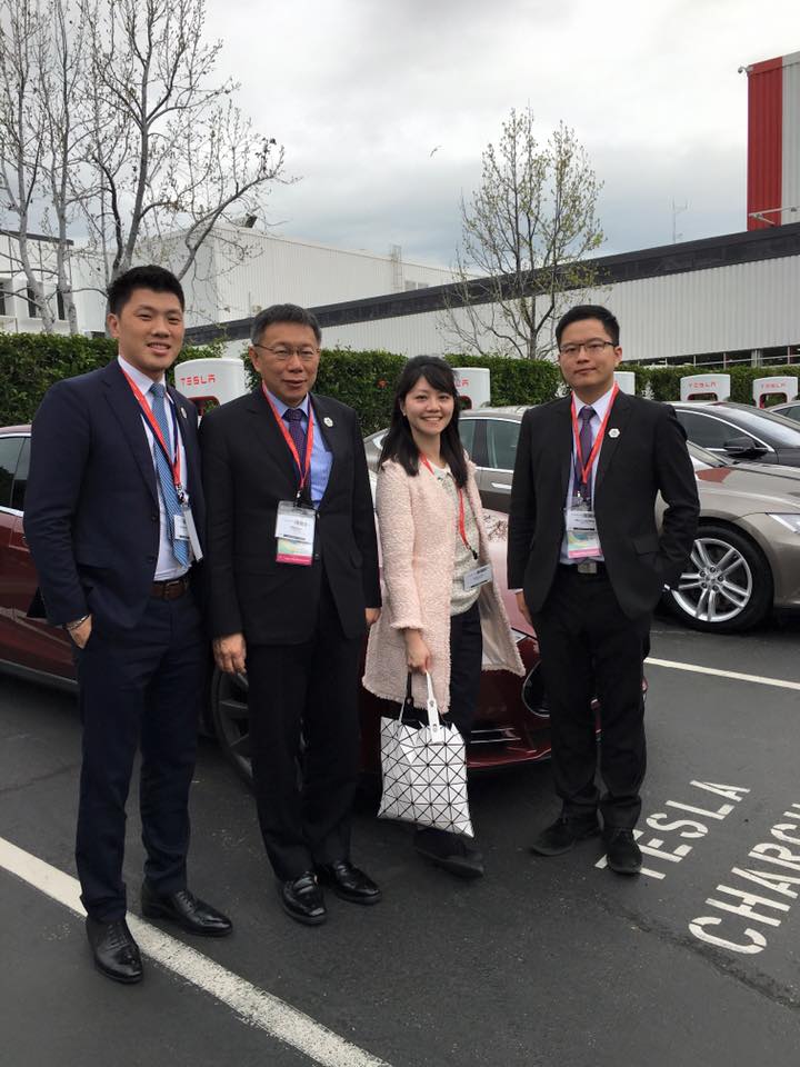 台北市長柯文哲前往參訪美國電動車公司特斯拉的工廠，並親自試乘。 圖：翻攝自市議員王閔生臉書。