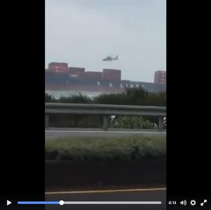 新北市石門區外海11日發生直升機墜海意外，機上5人4獲救1身亡。 圖:翻攝自爆料公社粉絲頁