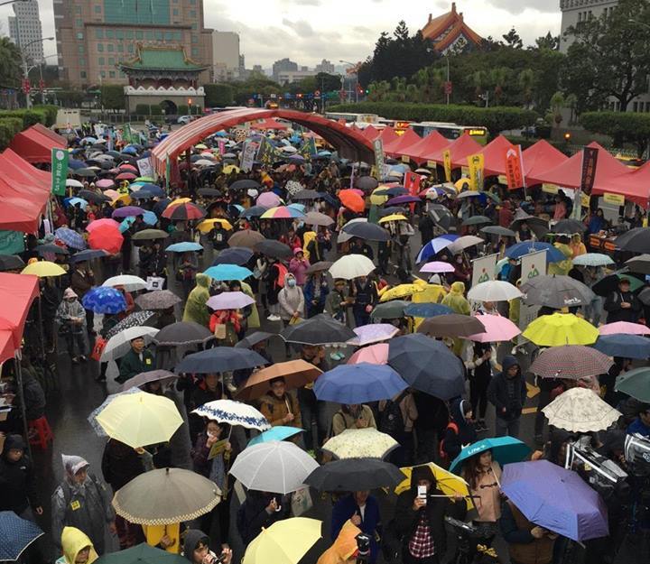 全國廢核行動平台12日在台北市凱達格蘭大道發起反核大遊行，約有7千人冒雨參加。 圖：翻攝自全國廢核行動平台臉書
