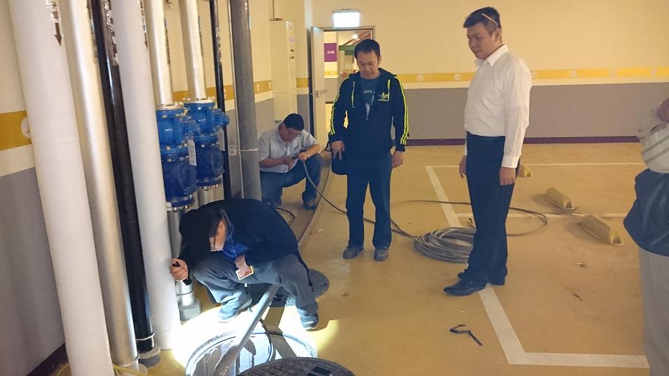 新北市環保稽查單位至汐止遠雄購物中心進行稽查。 圖:新北市環保局官網