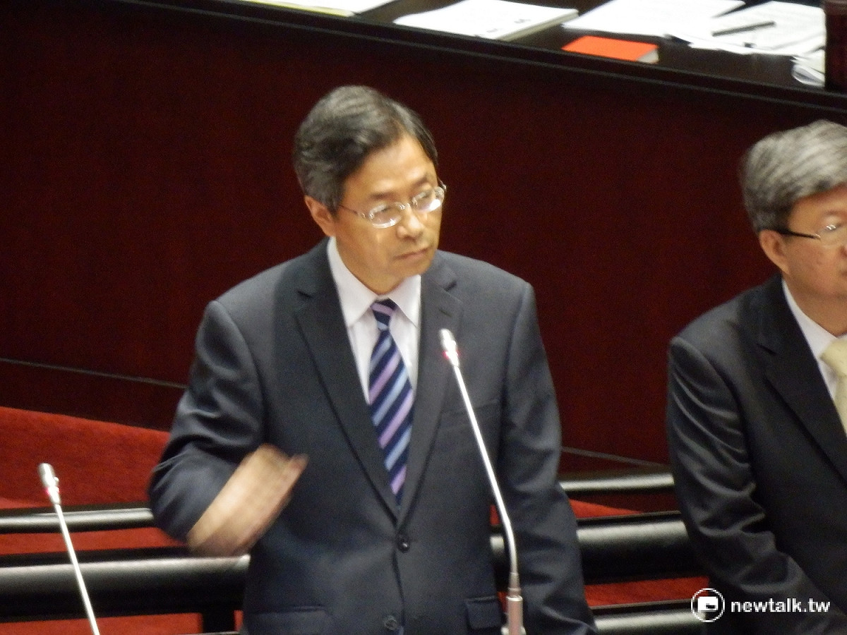 行政院長張善政15日說，他在答詢民進黨立委鄭麗君的問題時，確實不太開心。 圖：符芳碩/攝