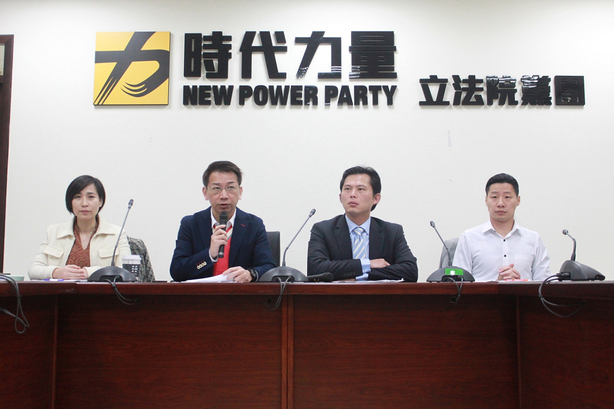 時代力量立法院黨團15日召開記者會，特別針對現行高門檻的選舉罷免法，希望能下修法案規定。 圖：時代力量提供