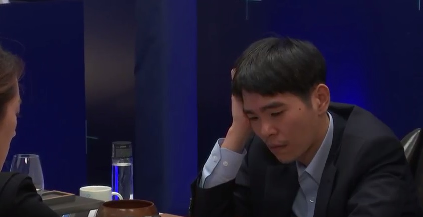 李世乭與AlphaGo電腦15日中午在首爾展開「人機對奕」最後一戰，最後李世乭仍不敵AlphaGo。 圖：翻攝YouTube直播網站