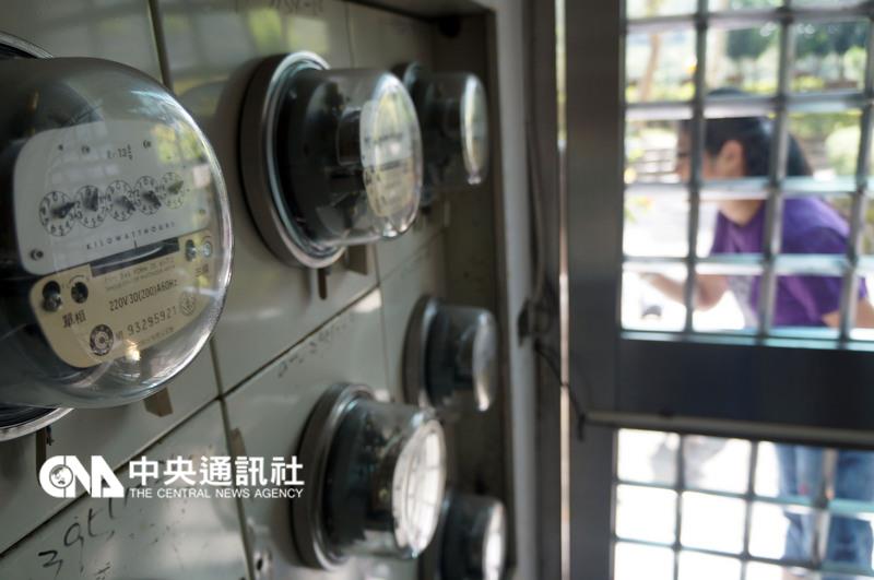 經濟部15日召開「2016上半年電價費率審議會」，會中確定電價將調降9.56％。 圖：中央社資料照片