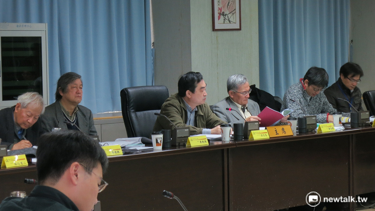 針對週刊報導北市府將與遠雄解約，並由中信接手，台北市副市長鄧家基（中）予以否認，並表示將待週五市長回國開會後再決定。 圖：呂佳峻/攝