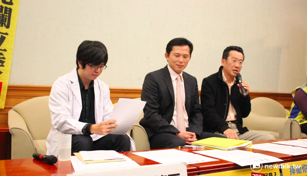 割闌尾團隊發言人林祖儀16日上午協同時代力量立委黃國昌與民進黨立委李俊俋、顧立雄召開記者會，針對15日晚間收到的60萬裁罰通知，將會提起行政救濟與釋憲。 圖：鄭佑漢/攝