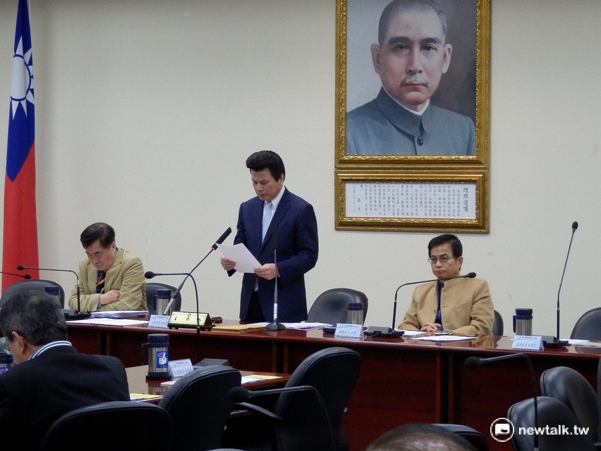 國民黨16日召開中常會，輪值主席范成連說，願意捐出剩餘黨產，但反對立法院通過爭議性立法。 圖：符芳碩/攝