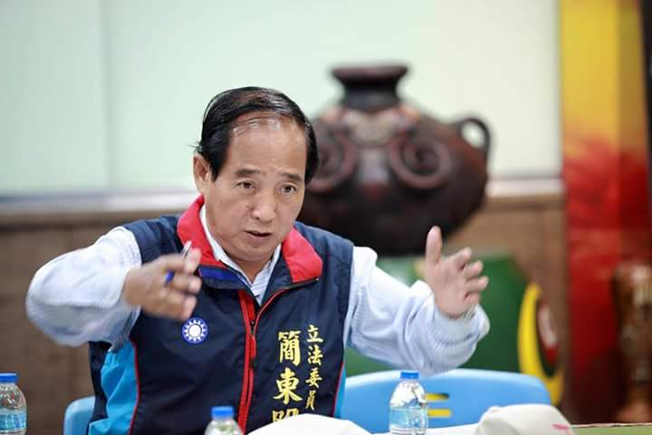 國民黨立委簡東明涉嫌賄選，16日遭屏檢依違反選罷法起訴。 圖：翻攝簡東明臉書