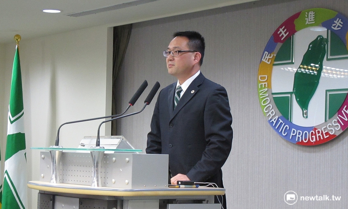 民進黨發言人阮昭雄16日轉述中常會過程。 圖：林朝億/攝