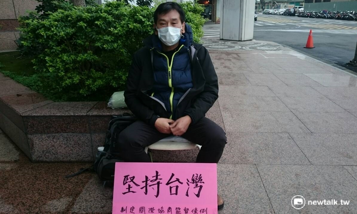 竹南咖啡創辦人林一方16日中午起在民進黨黨部樓下抗議兩岸監督條例立場模糊。 圖：林朝億/攝