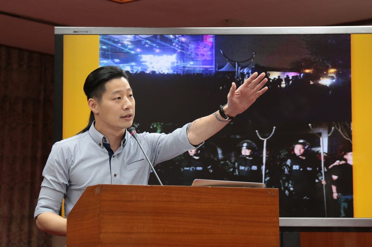 針對時代力量立委林昶佐在立院秀出中國武警盯場照片，國民黨立委柯志恩語出驚人地表示，「有鎮暴警察在場，那是歌手的honor（榮耀），你知道嗎？」 圖：時代力量提供