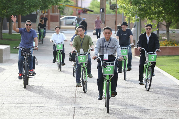 騎單車通勤好處多多，台北市長柯文哲（右三）也大力推廣YouBike。 圖：台北市政府提供