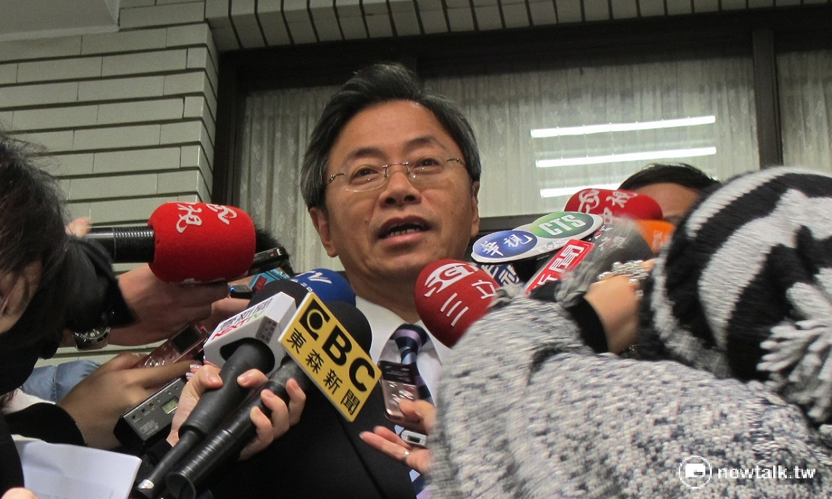 「德翔台北」貨輪日前擱淺在石門外海，船身完全斷裂，漏油也流出污染海岸。對此，行政院長張善政25日前往視察，他受訪時表示，考量安全第一，待天候好轉，會再上船進一步處置。 圖：新頭殼資料照片