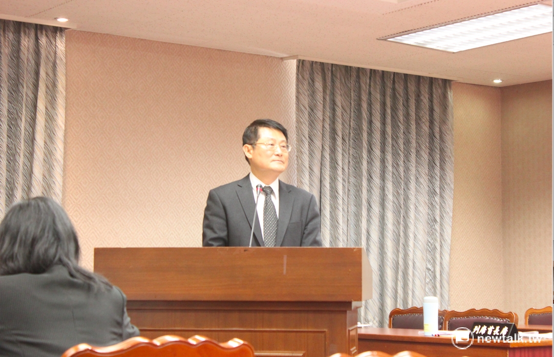 立法院內政委員會21日審查《政黨法》修正草案，針對不當黨產該如何規範？內政部次長陳純敬表示，黨產的部分用黨產條例處理，會比較適合。 圖：鄭佑漢/攝