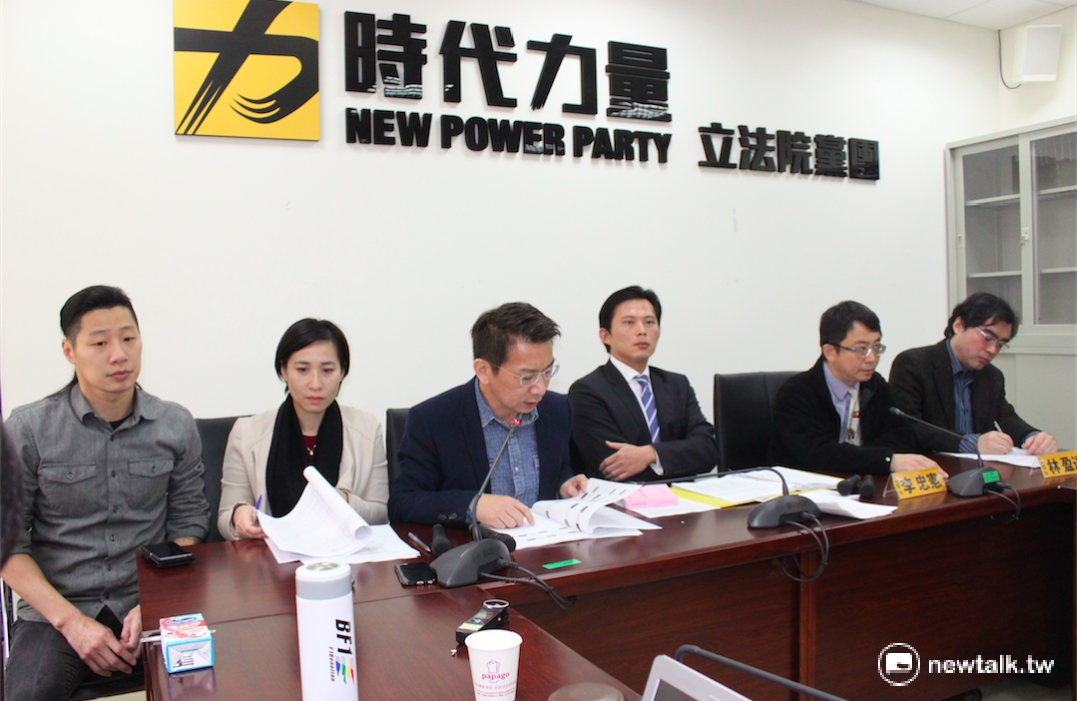 時代力量22日召開記者會，針對《公投法修正草案》進行討論，希望調降原本法令規定的高門檻，打破「鳥籠公投」的迷思。 圖：鄭佑漢/攝