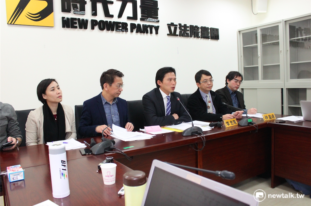 時代力量22日召開記者會，討論近日爭議性的「國家資通安全科技中心」。立委黃國昌批評，資安中心設置「組織混亂、權責不清」。 圖：鄭佑漢攝