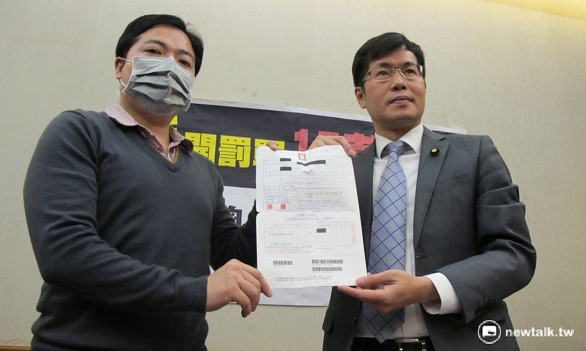 陳情人蔡先生與民進黨立委羅致政23日出示公路總局寄發的烏龍罰單。 圖：林朝億/攝