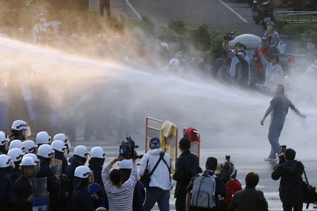 2014年3月24日太陽花學運期間，警方用強力水柱驅離政院附近民眾。 圖：達志影像/路透社資料照片