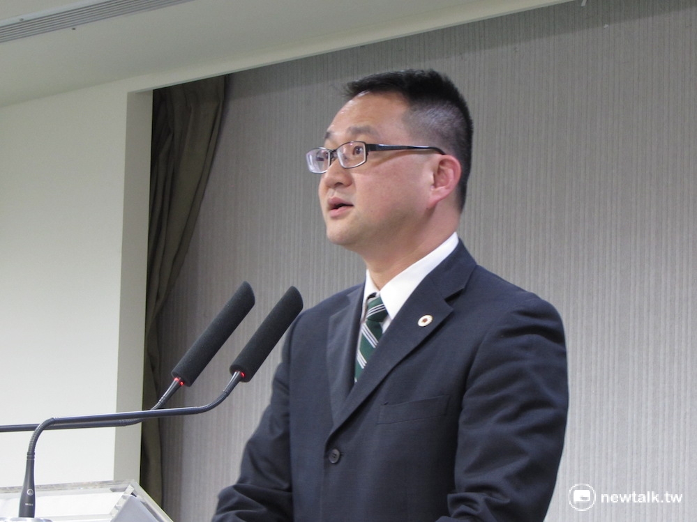 民進黨發言人阮昭雄23日強調，對於服貿的立場，民進黨一向認為應該在兩岸監督條例通過後，在監督條例下進行相關談判。 圖：邱珮文/攝