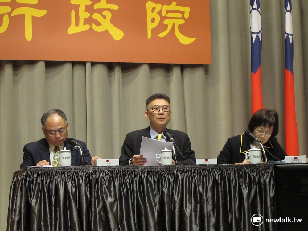 行政院長張善政24日通過國防部擬具的「軍事教育條例」部分條文修正草案。圖為院會後記者會。 圖：邱珮文/攝