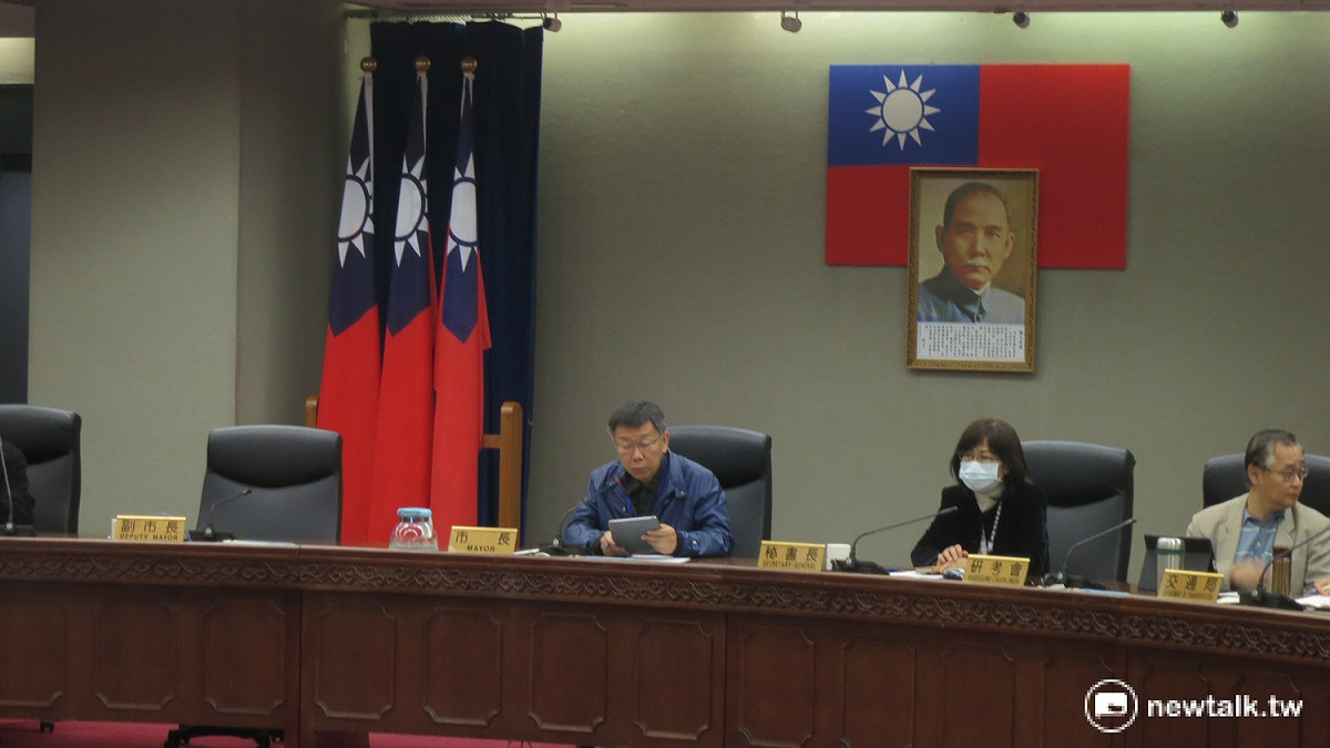 台北市長柯文哲24日裁示，未來若里在鄰里交通改善計畫達標至80%，他將親自頒發匾額給里長。 圖：呂佳峻/攝