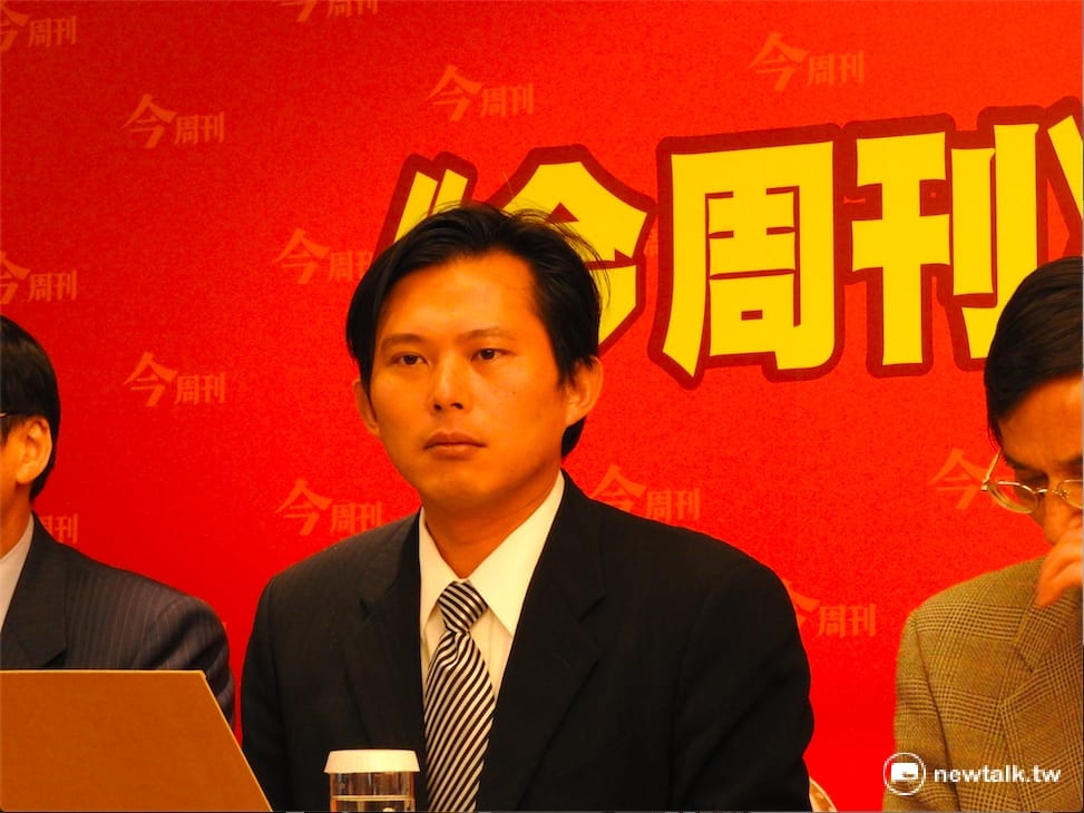 針對年金改革議題，時代力量立委黃國昌24日表示，相較OECD其他國家，台灣軍公教的所得替代率高達80%~90%，實在是「高得離譜」。 圖：鄭佑漢/攝