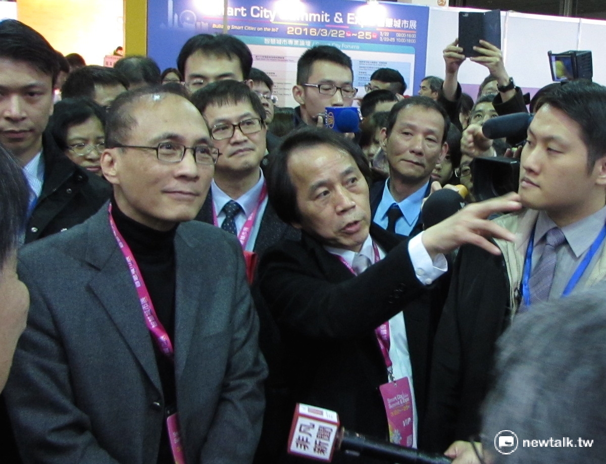 準閣揆林全24日下午在和碩董事長童子賢、台北市副市長林欽榮理事長陪同下逛台北智慧城市展。 圖：邱珮文/攝