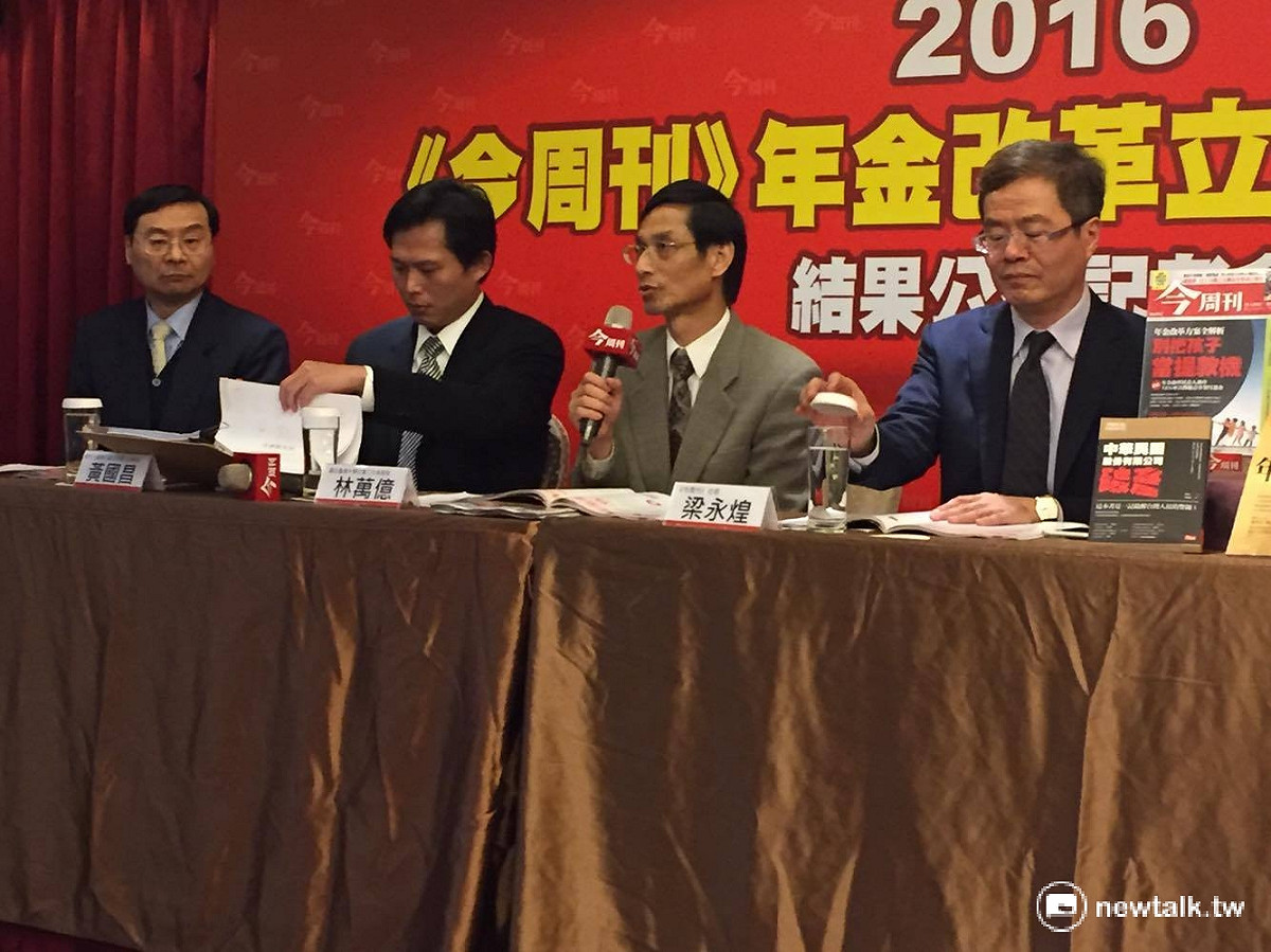 台大教授林萬億24日面對媒體訪問時提到，針對「年金改革」爭議，前考試院長關中給予新政府相當大期待，期望全民能盡快達到共識。 圖：鄭佑漢/攝