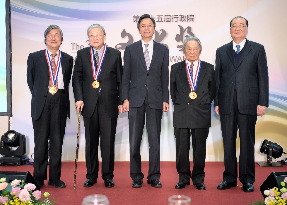 文化部今（24）日在行政院大禮堂辦理第35屆行政院文化獎頒獎典禮，由行政院長張善政親授中華民國文化獎獎章予本屆得主李行、李乾朗及鍾肇政。 圖：行政院提供