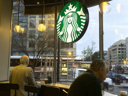 美國星巴克決定要將沒賣完且仍安全的食物百分百捐出，分送給食物銀行。 圖：翻攝USA Today /Karen Bleier