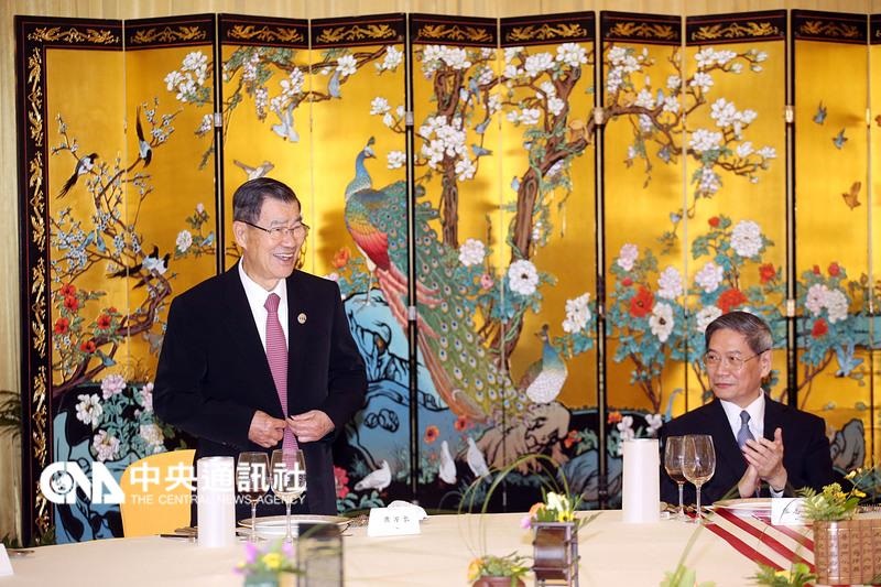 前副總統蕭萬長(左)率團出席博鰲亞洲論壇2016年年會，24日出席中國國台辦主任張志軍(右)晚宴時，建議中國要運用智慧、發揮耐性，務實處理今後的挑戰。  圖：中央社