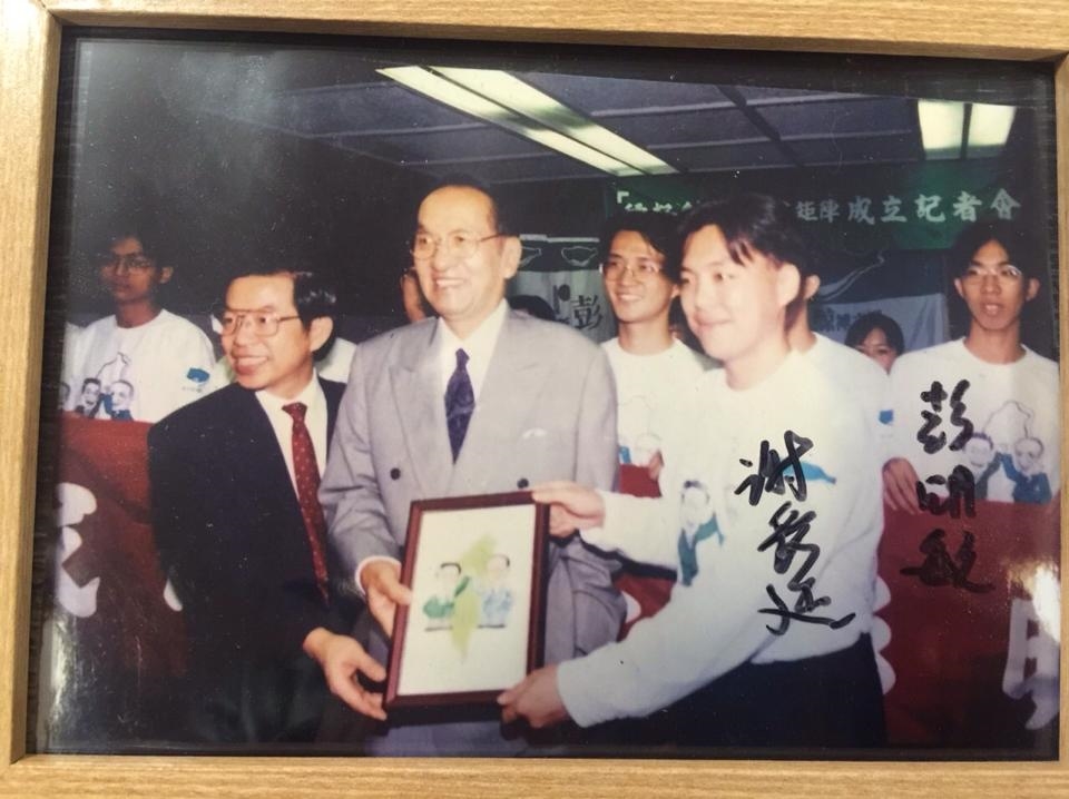 1996年總統大選，民進黨正副總統候選人彭明敏（右四）、謝長廷（右五）與當年學生幹部趙天麟（右二）、阮昭雄（右三）合照。 圖：翻攝謝長廷臉書