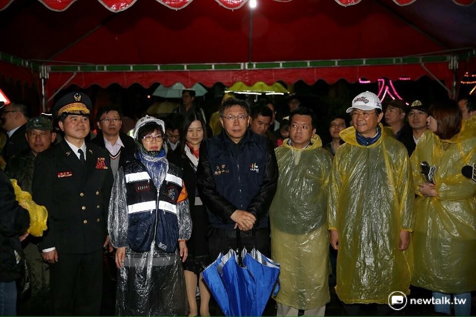 台北市長柯文哲25日晚間赴大安森林公園參加「105年北北基桃聯合災害防救演習」，他視察後表示，透過一次次大規模的演練發現問題，彙整意見後再做修正，讓台北變成安全城市。 圖：呂佳峻/攝