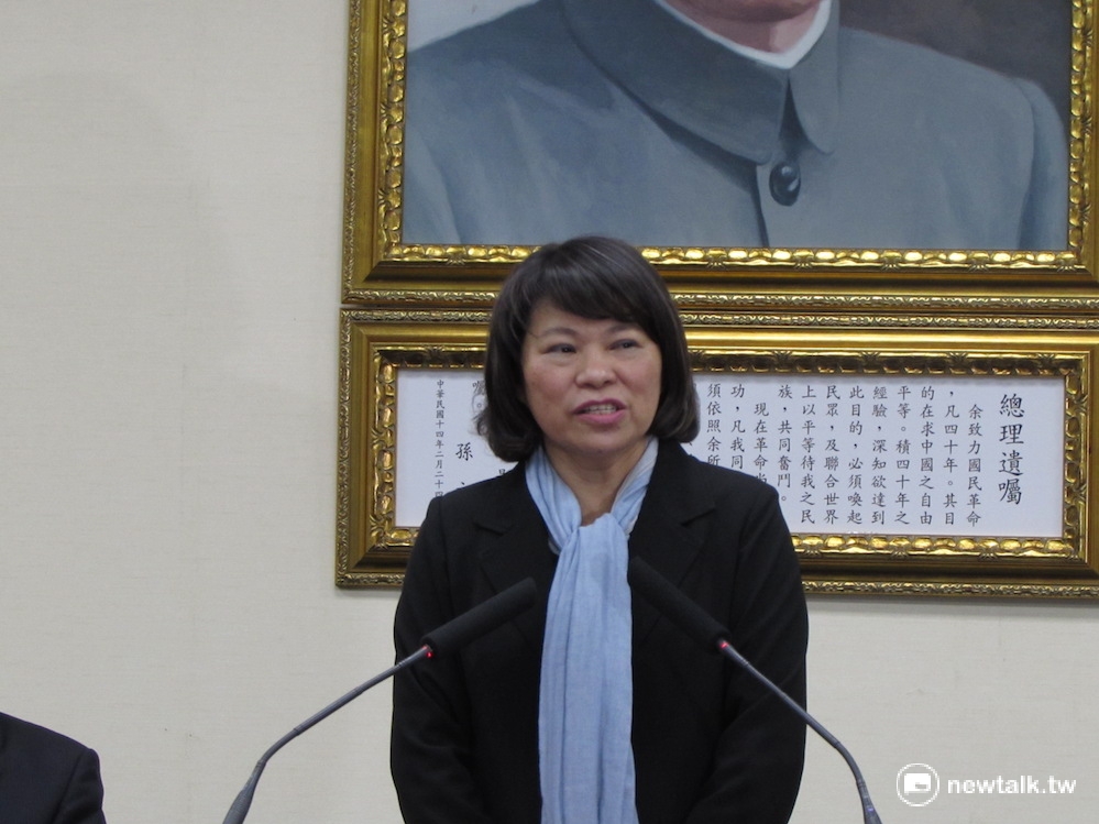 前立法院副院長洪秀柱26日當選國民黨主席，以3萬多票之差落敗的代理主席黃敏惠晚間前往中央黨部發表短講。 圖：邱珮文/攝