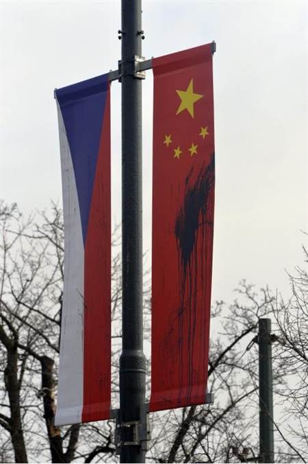 就在習近平28日訪問捷克的前夕，首都布拉格街頭懸掛的數十面中共五星旗遭人潑漆。 圖：達志影像/美聯社