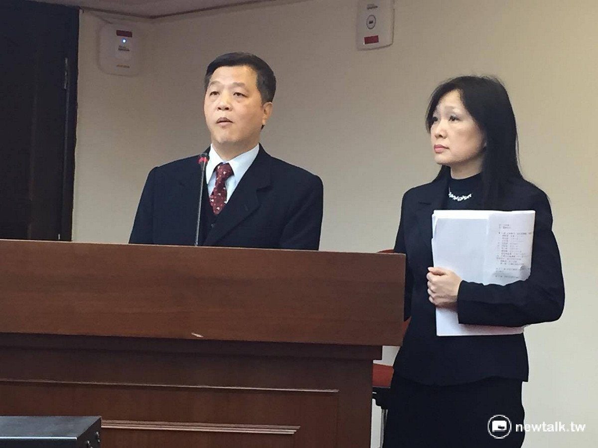 勞動部長陳雄文（左）28日出席立院衛環委員會備詢，對「勞基法施行細則」要砍掉勞工7天國定假日爭議回應：「若還是不滿意休假日數，可以回到過去雙週工時84小時。」 圖：鄭佑漢攝