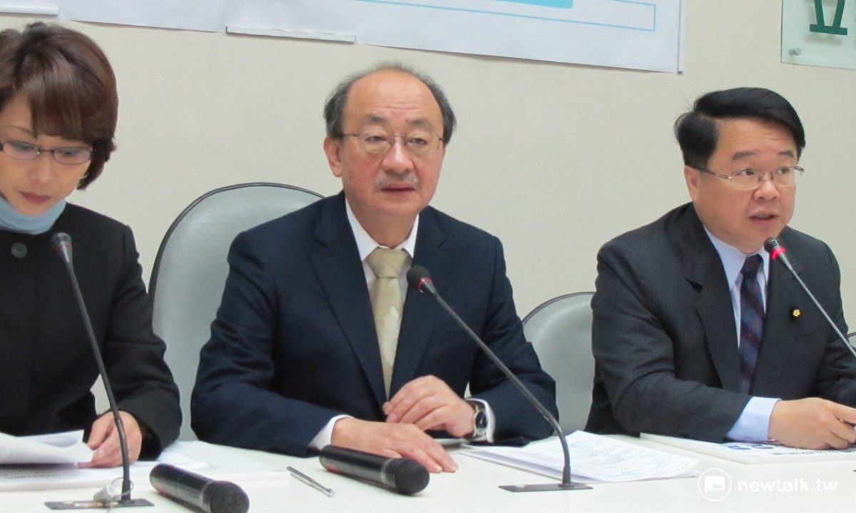 對於電價是否暫緩調降，民進黨立法院黨團總召柯建銘28日表示，立法院需要有個新的決議。 圖：林朝億/攝