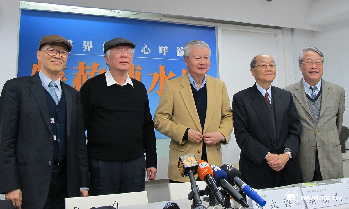 多位台灣醫界大老陳順勝、陳永興、吳樹民、賴其萬、廖運範28日召開記者會呼籲給前總統陳水扁特赦。 圖：林朝億/攝